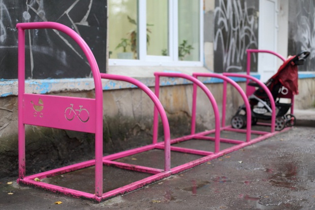 У різних мікрорайонах Тернополя з’являються парковки для дитячих колясок 