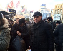 Сергій Надал передає теплі речі на Євромайдан