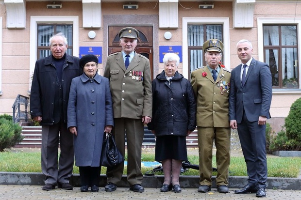 Напередодні Свята Покрови у Тернопільській міськрада вшанували ветеранів ОУН-УПА та воїнів АТО
