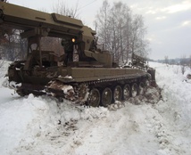 танк прибирає сніг