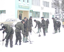 артилеристи прибирають сніг армія