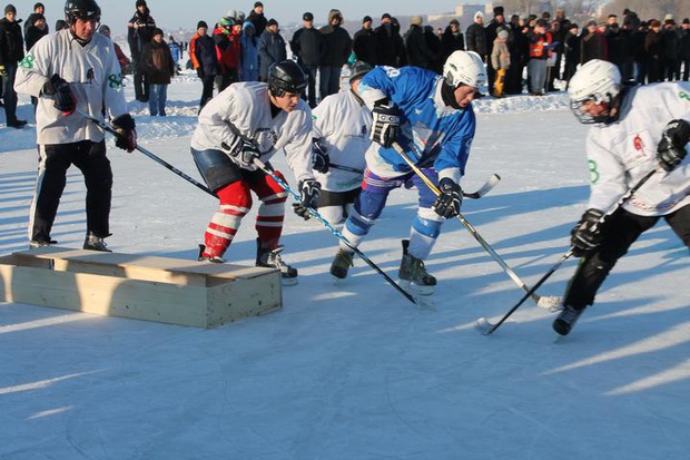 хокей на озері свято