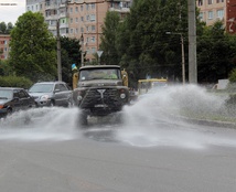 поливають дороги