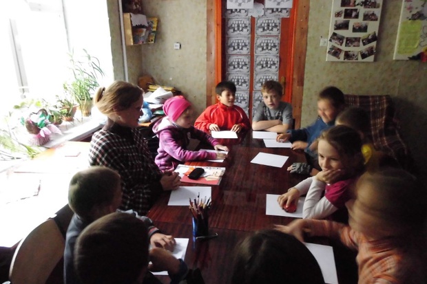 діти на столі робляль оригамі