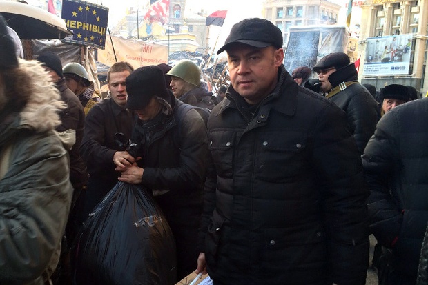 Сергій Надал передає теплі речі на Євромайдан
