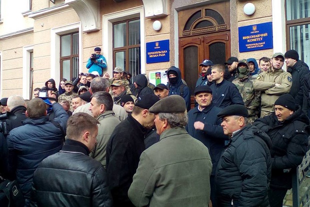 Через блокування Тернопільської міської ради представниками ВО «Свобода» депутати фракції БПП «Солідарність» не змогли потрапити на пленарне засідання чергової сесії
