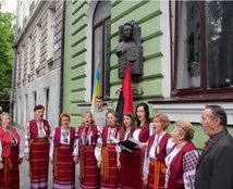 Пам'ять Слави Стецько вшанували покладанням квітів