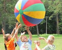 зореструс діти граються надувним мячем