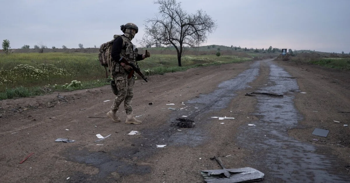 Російські окупанти йдуть у повний зріст по дорозі під Костянтинівкою