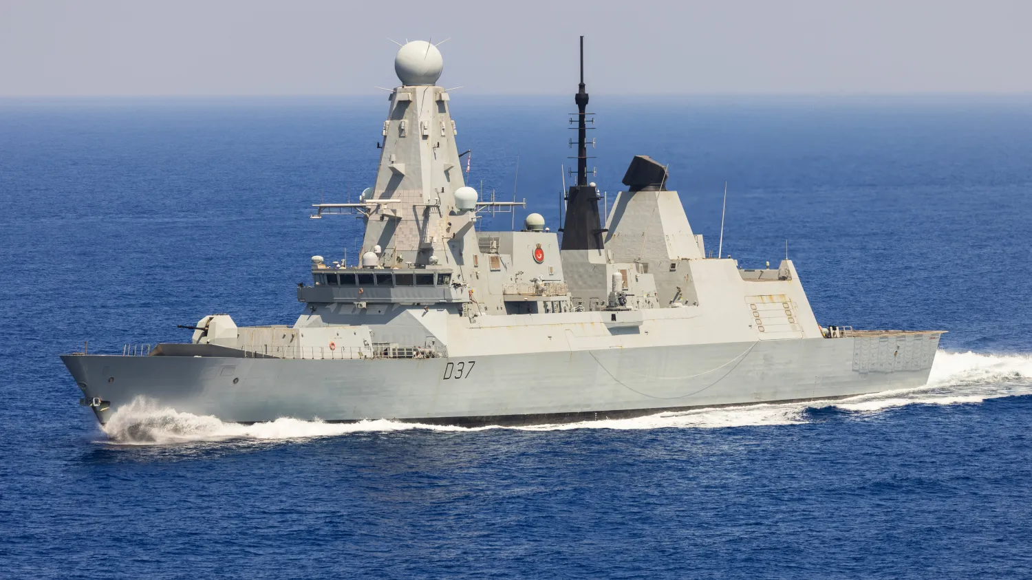 Британський ракетний есмінець HMS Dragon прямує до Кіпру морем
