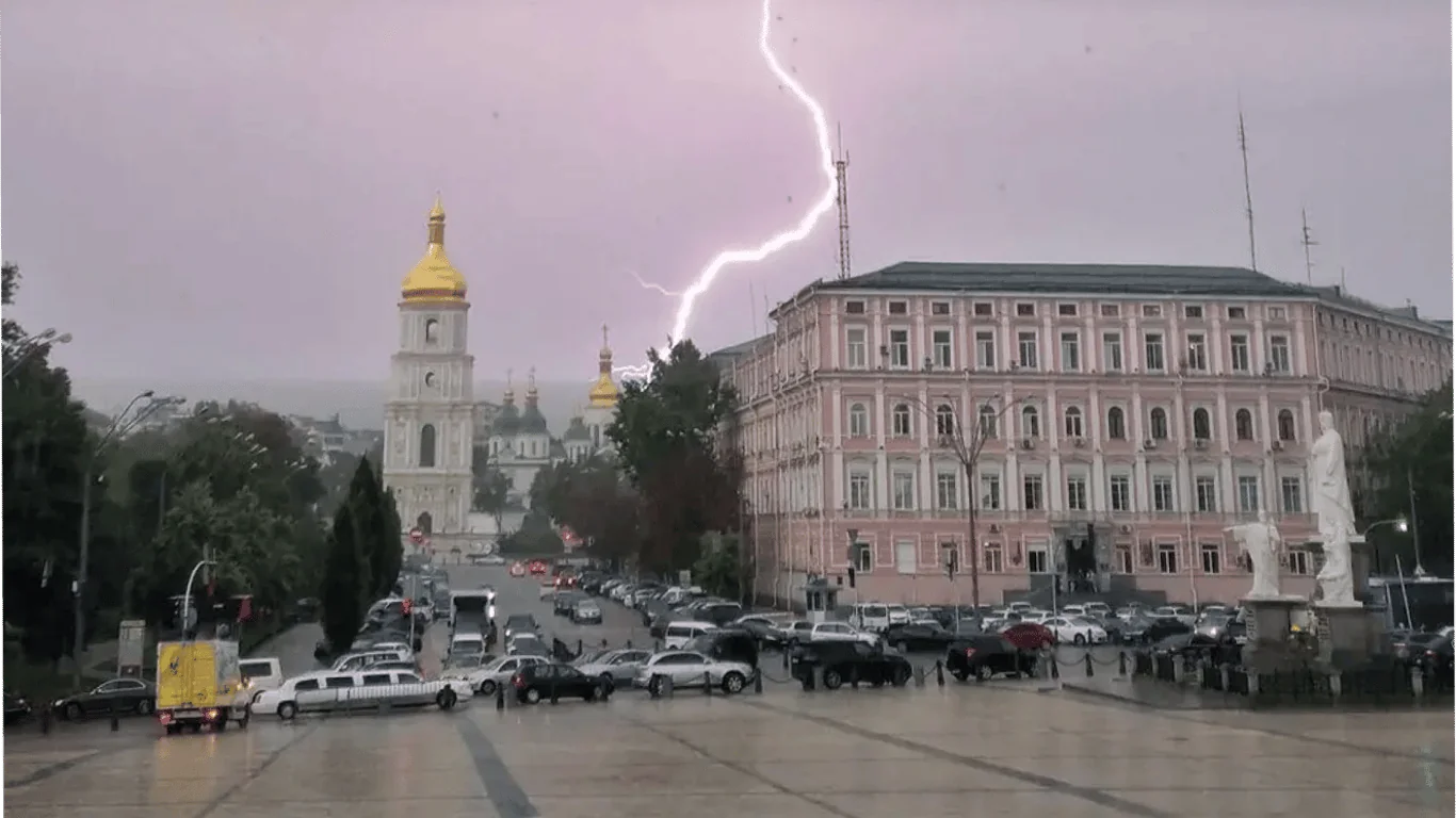 Гроза з блискавкою та дощами над Києвом наприкінці березня