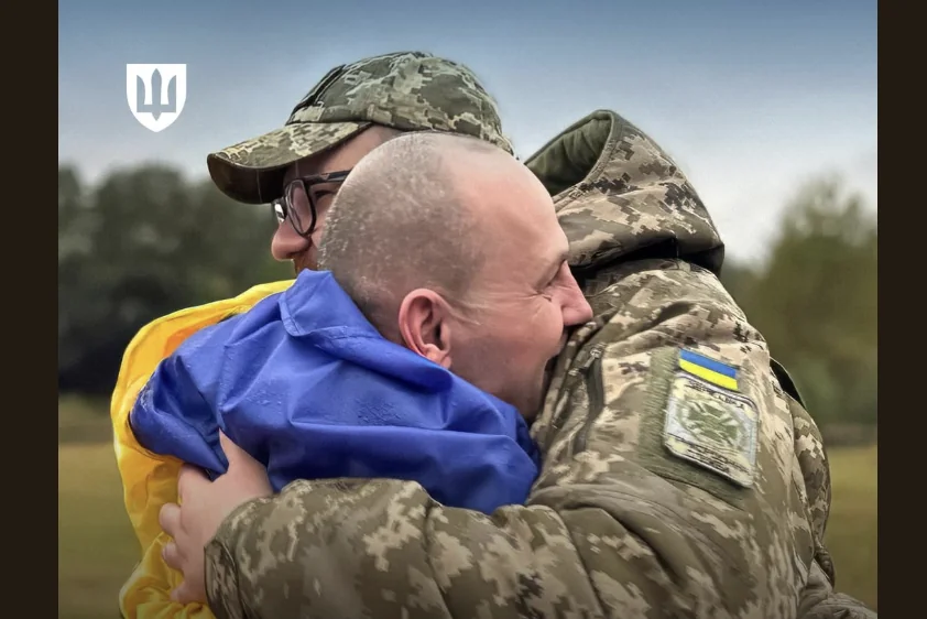 Громадський діяч обіймає захисника, що повернувся з фронту