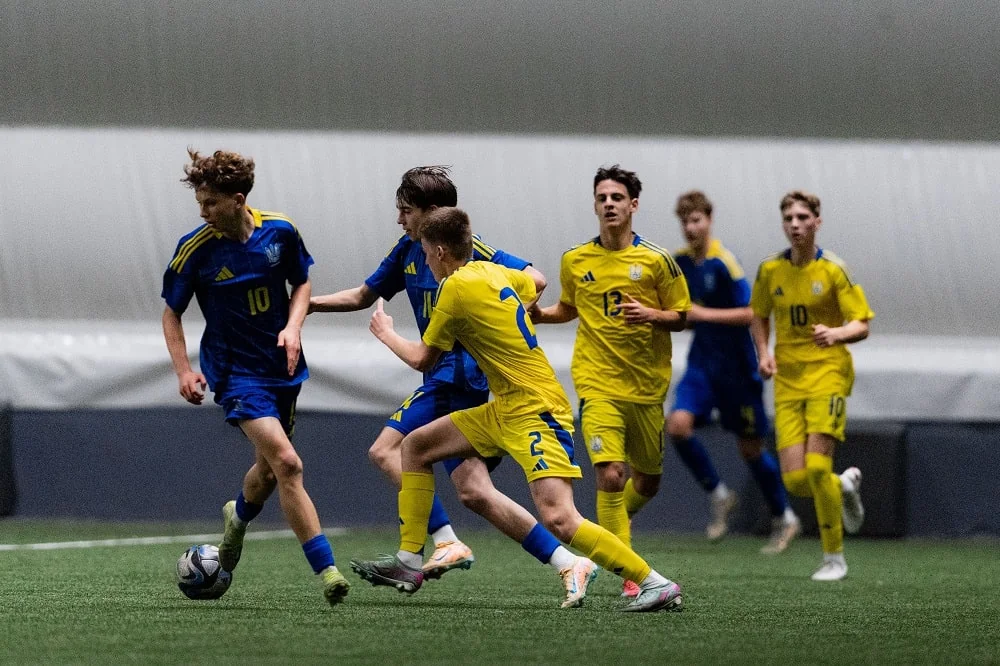 Юні «рухівці» U-16 у жовто-чорній формі атакують ворота «Баварії» U-16