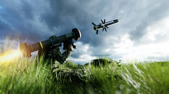 Военный запускает противотанковый комплекс Javelin в полевых условиях