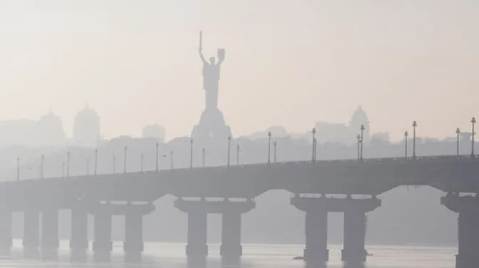 Туман над Києвом з силуетом Батьківщини-Мати та мостом через Дніпро, I рівень небезпеки