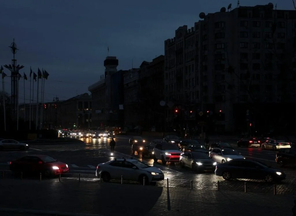 Київ у темряві: затор транспорту на перехресті через перебої зі світлом