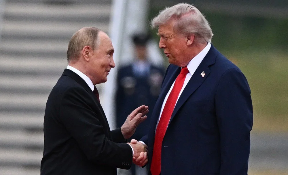 Дональд Трамп потискає руку Володимиру Путіну, ілюструючи побоювання НАТО щодо угоди з РФ