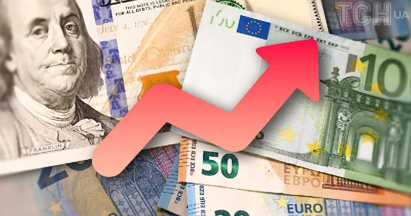 Банкноти долара та євро з червоною стрілкою зростання курсу до гривні НБУ