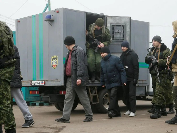 "Нет смысла сидеть": заключённые женщины и мужчины защищают Украину Военные принимают заключённых из тюремного фургона для защиты Украины в батальоне «Шквал»