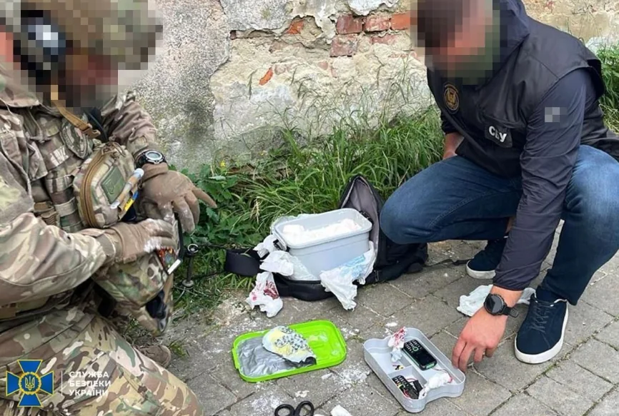 Поліцейські в Бучі оглядають уламки FPV-дрона після теракту