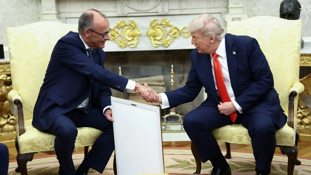 Марк Рютте тисне руку Дональду Трампу на знак підтримки війни з Іраном