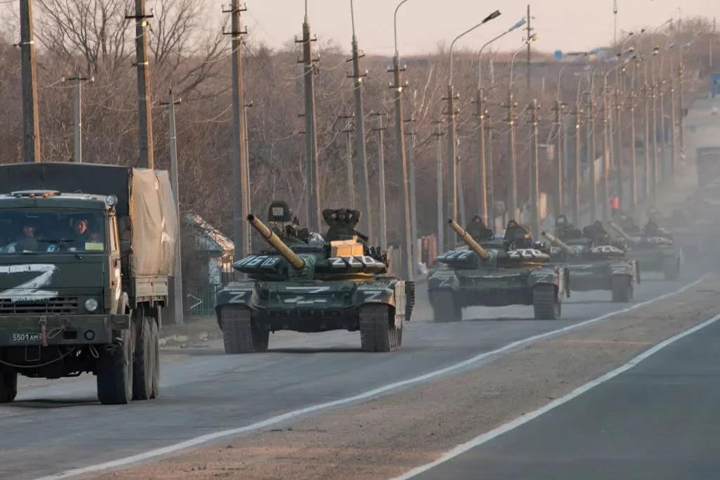 Колона російських танків з маркуванням Z рухається по шосе під час наступу в Україні.
