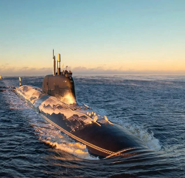 Атомна субмарина проєкту 885 «Ясень» ВМФ РФ йде морем на заході сонця.