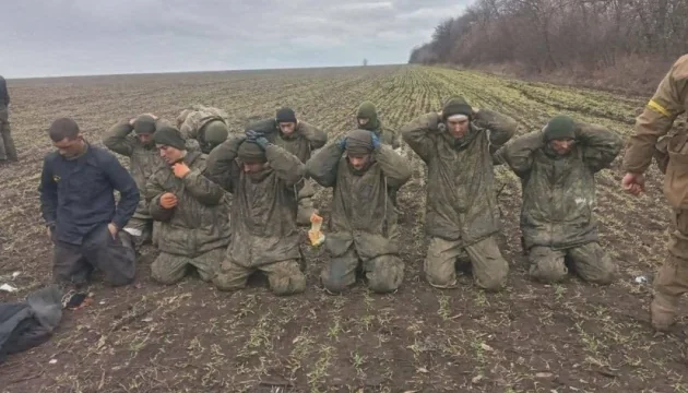 Полонені російські солдати на колінах з руками за головою після ударів ЗСУ