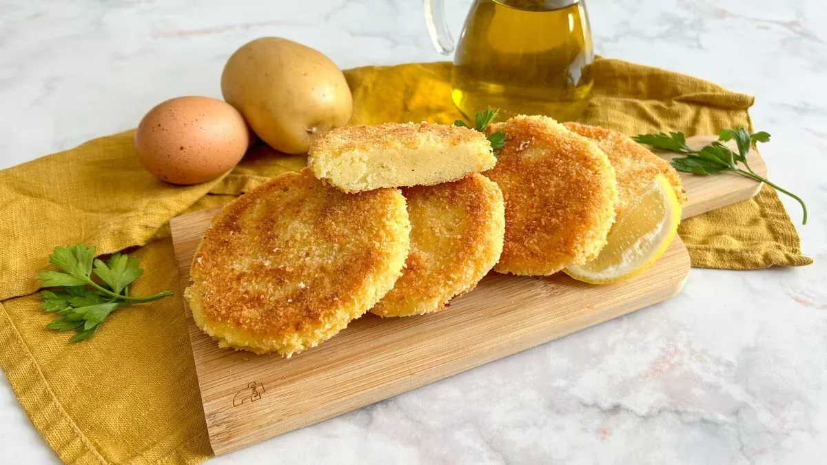 Соковиті котлети з картоплі без мяса на дошці з яйцем, картоплею та зеленню
