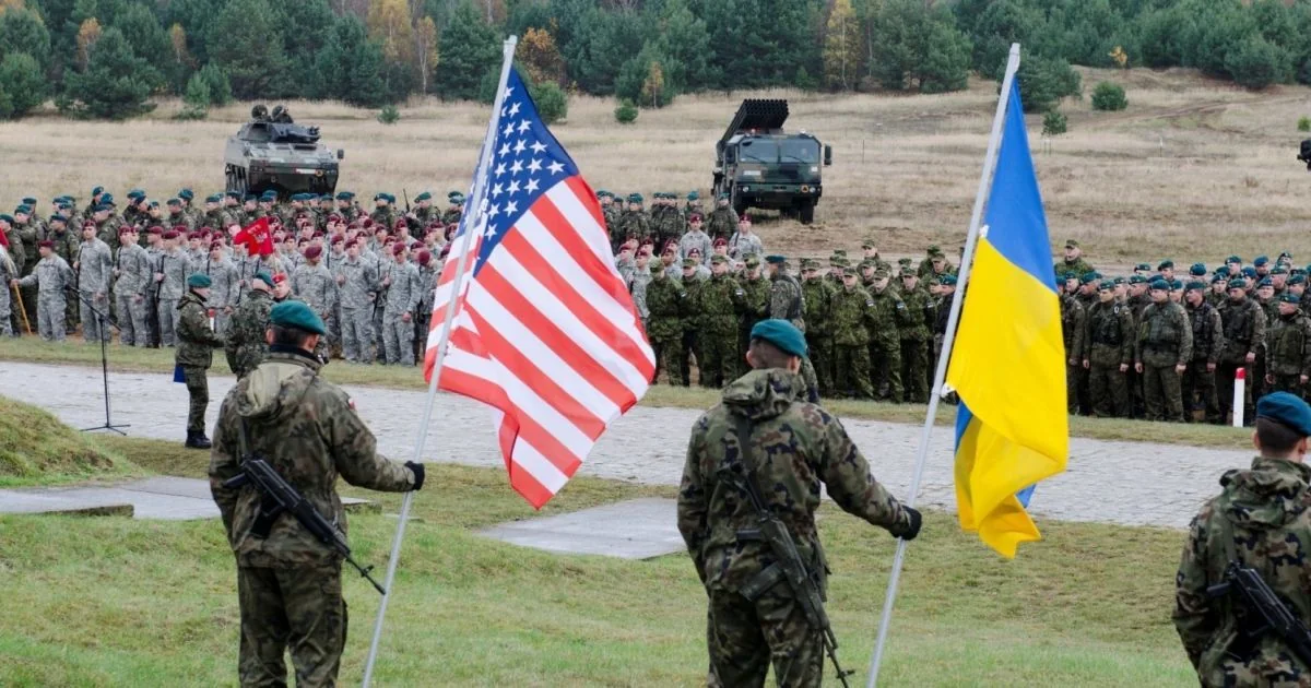 Спільні військові США та України з прапорами та бронетехнікою під час партнерства