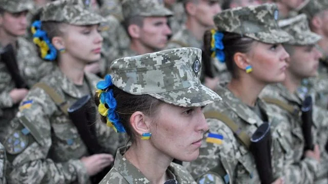 Женщины в форме Сухопутных войск Украины с голубо-желтыми лентами