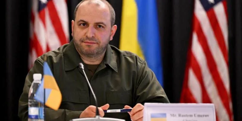 Андрей Сыбига за трибуной МИД Украины с флагами США и Украины