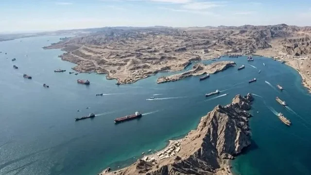 Ормузька протока з танкерами, яку Трамп планує відкрити за планом
