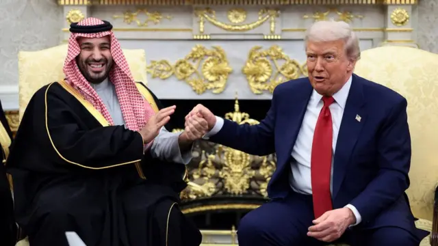 Дональд Трамп тисне руку саудівському принцу Мухаммеду бін Салману в розкішному палаці