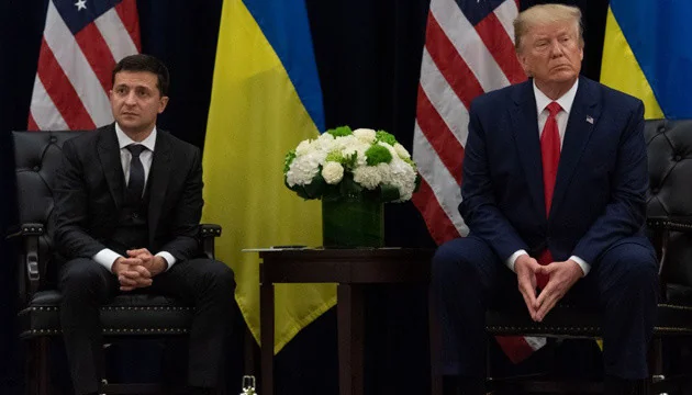 Дональд Трамп і Володимир Зеленський на зустрічі під прапорами США та України