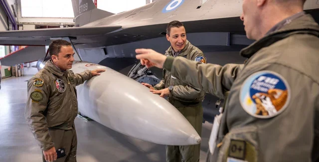 Украинские пилоты F-16 осматривают двигатель истребителя в ангаре