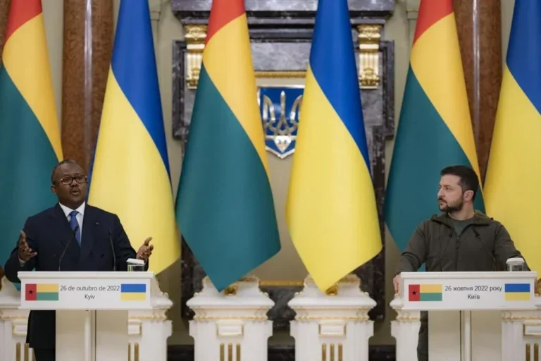 Кирило Буданов з представником Гвінеї на нараді щодо стратегії України в Африці
