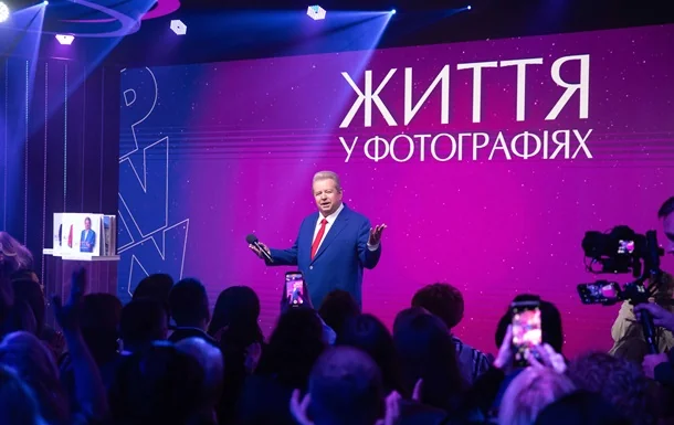 Михайло Поплавський виступає на сцені Київського університету культури перед аудиторією