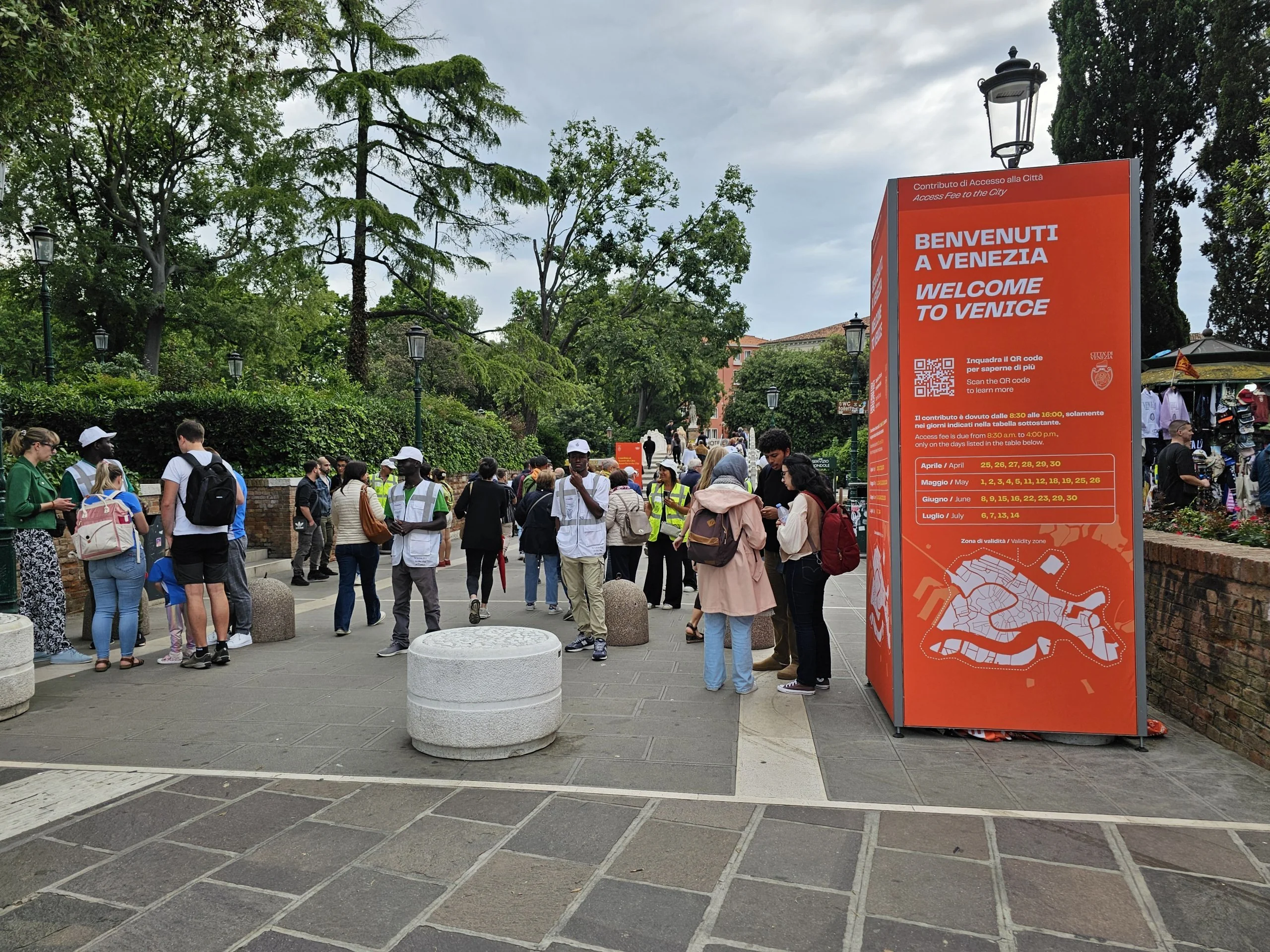 Туристи в черзі на платний вхід до Венеції біля стенду Venezia Accesso