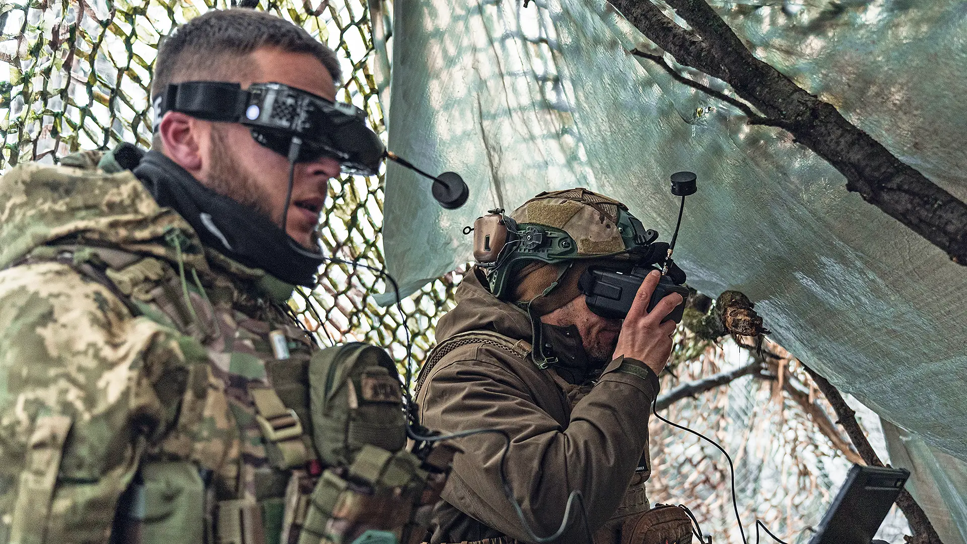 Українські бійці з нічним баченням ховаються під сіткою від дронів