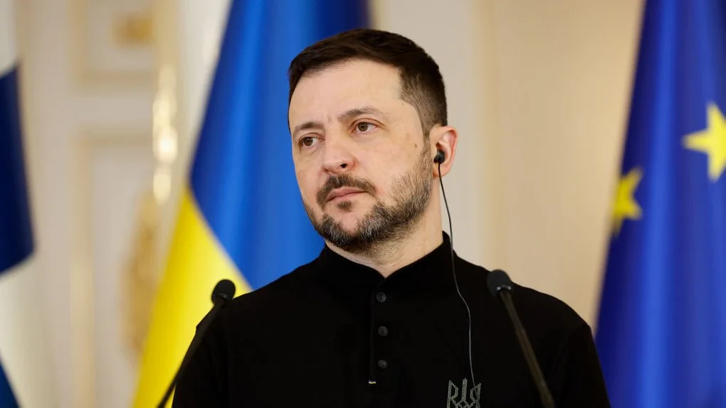 Зеленский: снятие санкций с РФ — не давление на агрессора Владимир Зеленский подчёркивает давление санкциями на РФ перед флагами Украины и ЕС