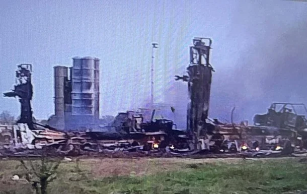 Уничтожено три «Смерча» на базе в Крыму: Мадьяр раскрыл детали Уничтожённые БМ-30 «Смерч» на базе в Совхозном, Крым, после удара беспилотников
