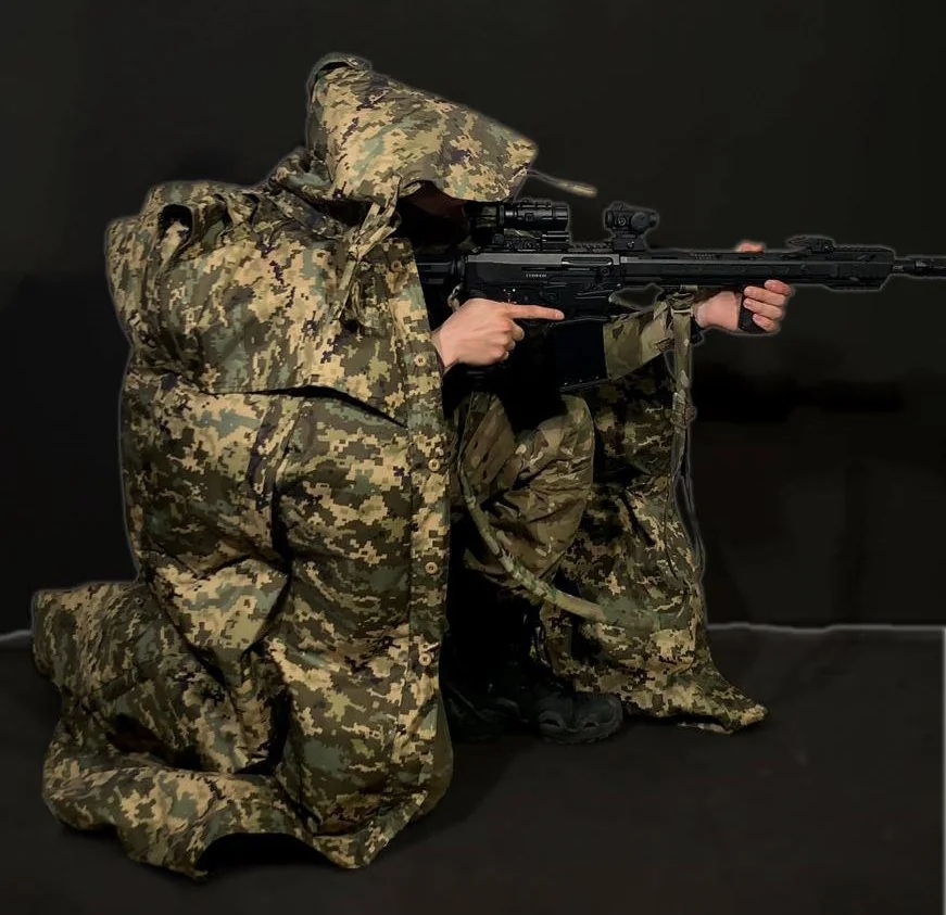 ЗСУ тестують плащ-невидимку: військовий у антитепловізійному пончо Stealth