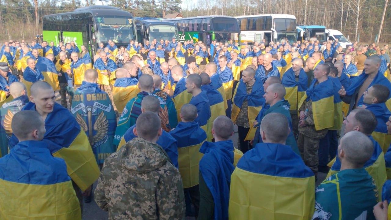 193 воїни ЗСУ, закутані в прапори, повертаються додому автобусами після обміну з РФ