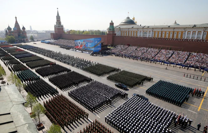 Парад Перемоги 9 травня на Червоній площі Москви з колонами солдатів і техніки