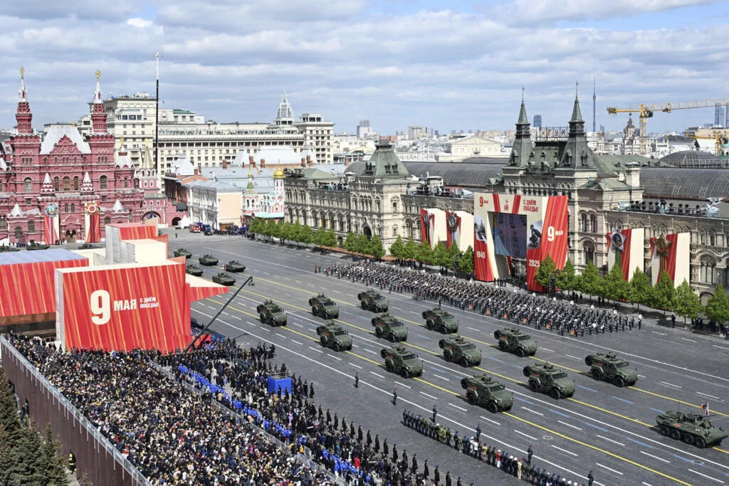 Військовий парад на Червоній площі Москви перед 9 травня з танками та банерами