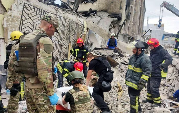 Рятувальники розбирають завали багатоповерхівки в центрі Краматорська після удару чотирма бомбами
