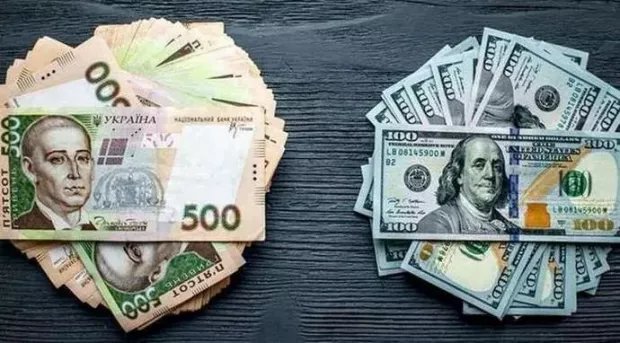 Гривні та долари США поруч: прогноз курсу до 45 грн за долар до осені