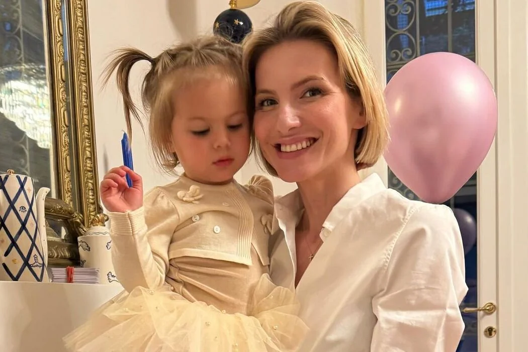 Жена Скічко Елизавета Юрушева с 4-летней дочкой Анной на день рождения