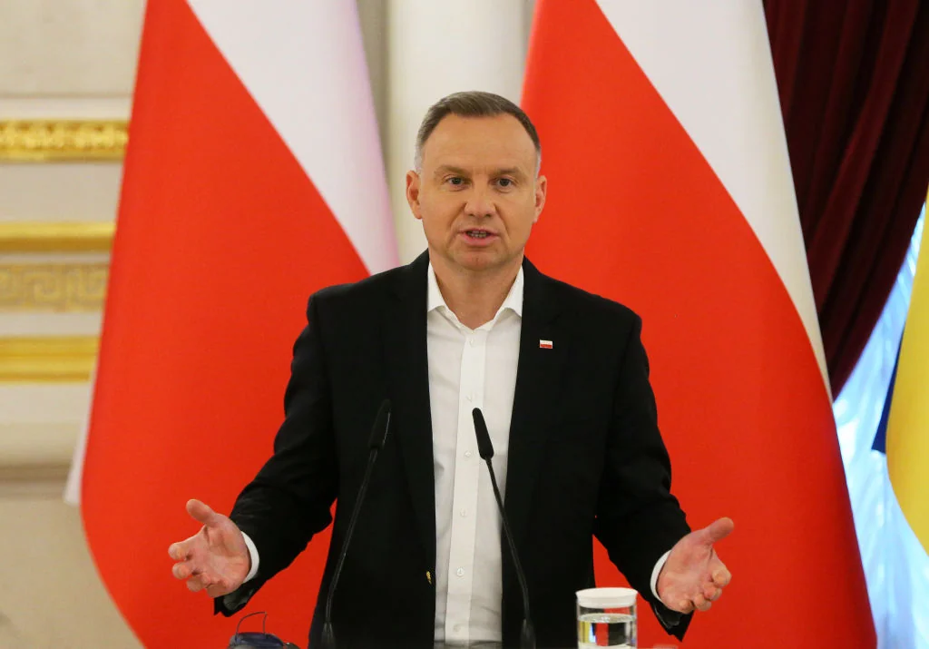 Анджей Дуда на тлі прапорів Польщі та України прогнозує кінець війни до 2029